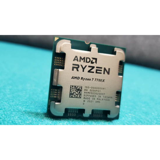 AMD RYZEN 7 7700X 8 Core  4 50-5.40GHz  40Mb Cache  105W   AM5 Soket  BOX Kutulu Grafik Kart VAR  Fan YOK